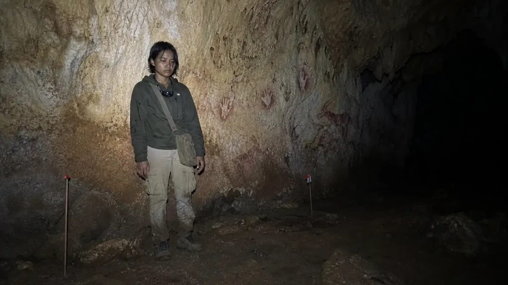 Visual realistis peneliti Indonesia di gua prasejarah Sulawesi dengan seni cadas tangan