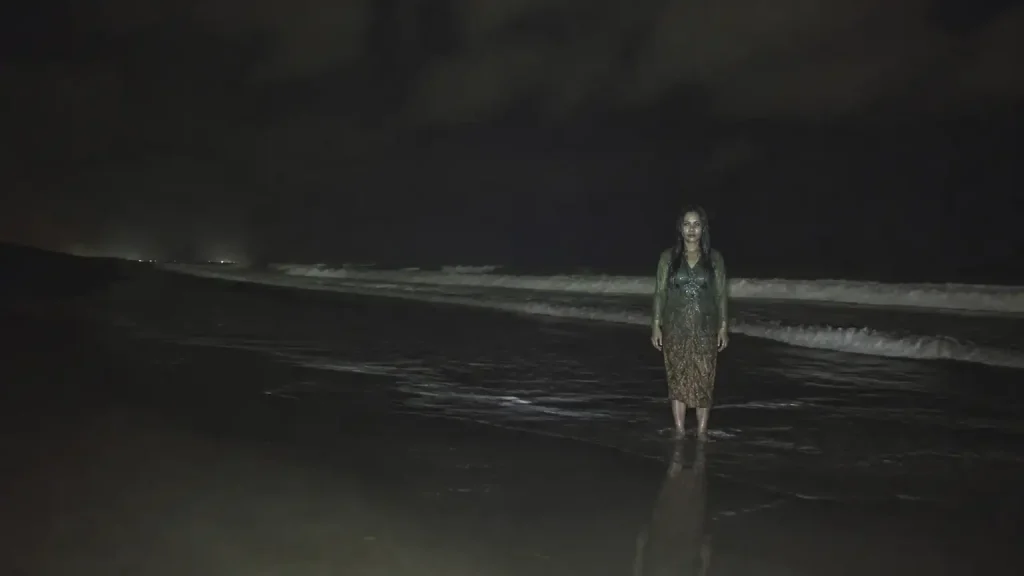 Penampakan perempuan Jawa berkebaya hijau di tepi Pantai Selatan pada malam hari