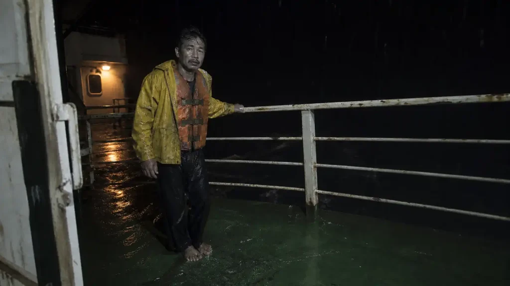 Visual realistis awak kapal gaib di perairan Segitiga Masalembo pada malam hari