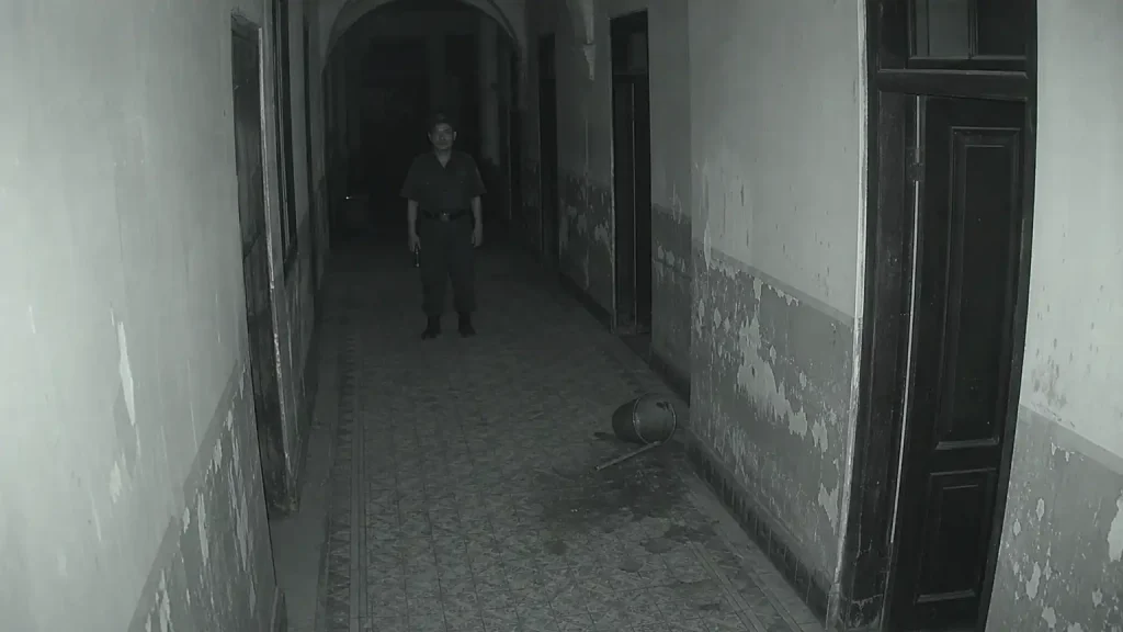 Visual CCTV realistis satpam misterius di koridor bangunan tua angker Indonesia